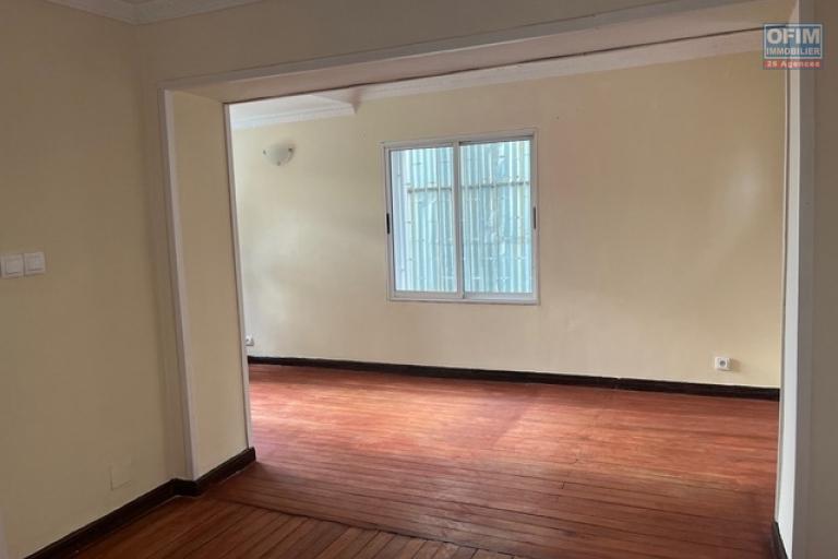 Une maison F3 en triplex à Andohalo ( CONTACT LALAINA 034 08 583 76 )