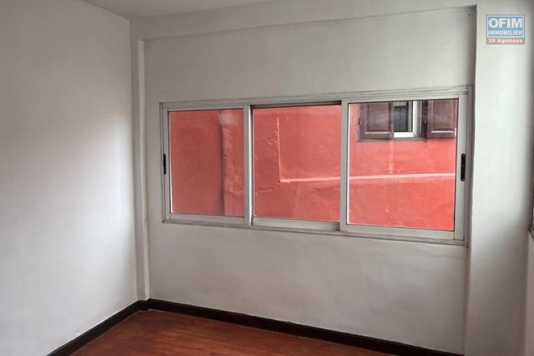 Une maison F3 en triplex à Andohalo ( CONTACT LALAINA 034 08 583 76 )