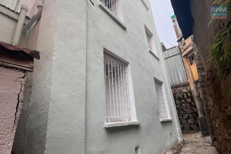Une maison F3 en triplex à Andohalo ( CONTACT LALAINA 034 08 583 76 )