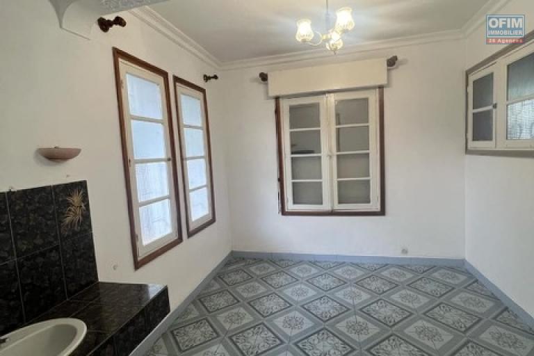 Un local en bord de route &agrave; Antsahavola ( CONTACT LALAINA )