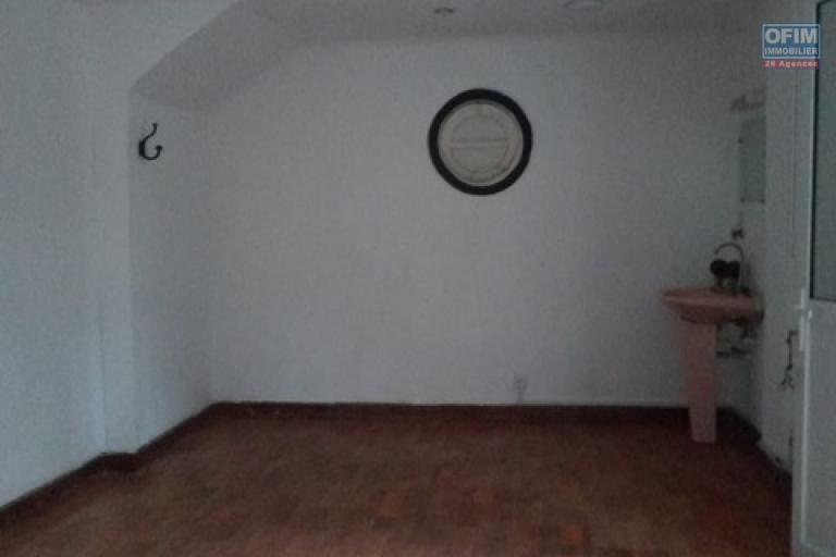 Un local en bord de route à Antsahavola ( CONTACT LALAINA 034 08 583 76 )