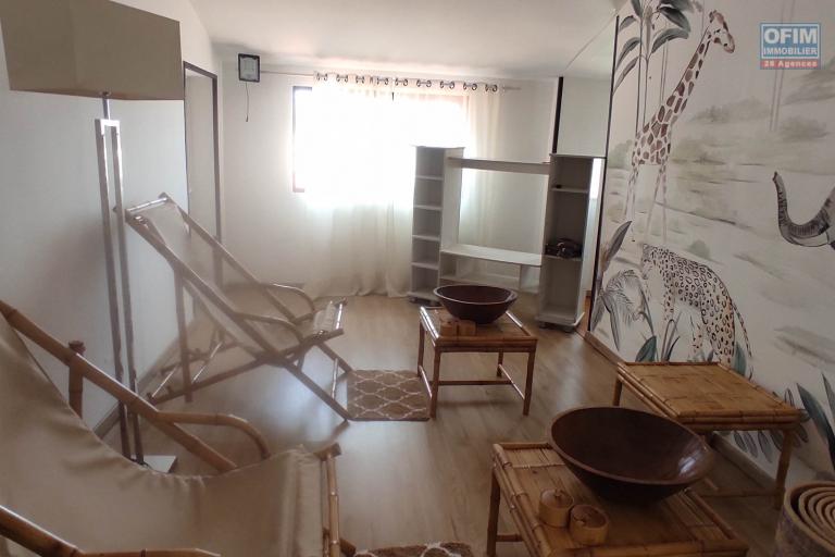 A LOUER  un appartement T2 à moins de 7mn à pieds de l'école D  a androhibe tel 034 02 218 69