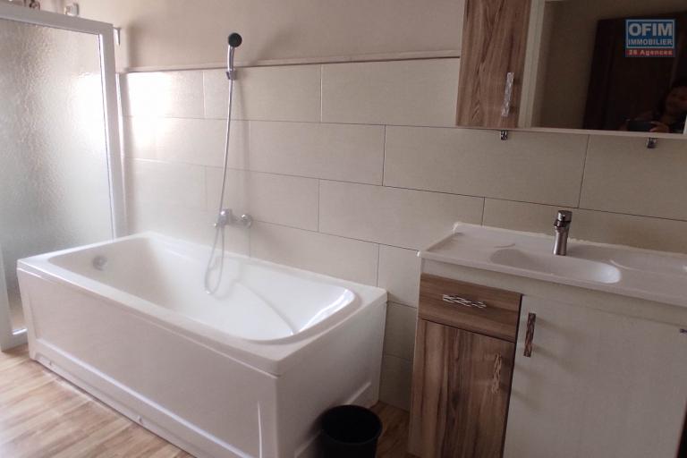 A LOUER  un appartement T2 à moins de 7mn à pieds de l'école D  a androhibe tel 034 02 218 69