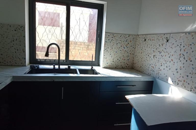 A LOUER  un appartement T2 à moins de 7mn à pieds de l'école D  a androhibe tel 034 02 218 69