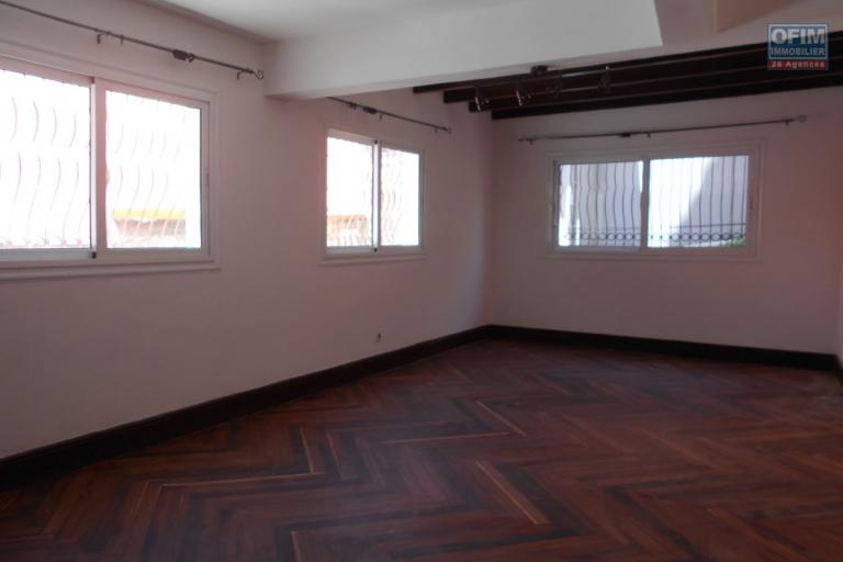 Une maison F4 sur 3 niveaux à Isoraka ( CONTACT LALAINA 034 08 583 76 )