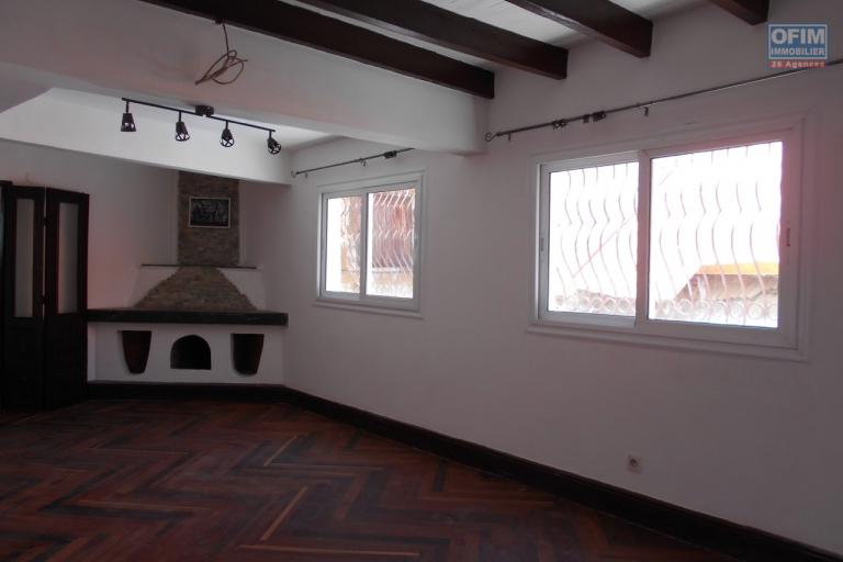 Une maison F4 sur 3 niveaux &agrave; Isoraka ( CONTACT LALAINA )