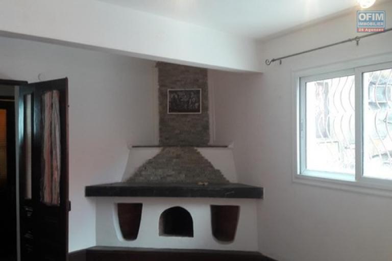 Une maison F4 sur 3 niveaux &agrave; Isoraka ( CONTACT LALAINA )