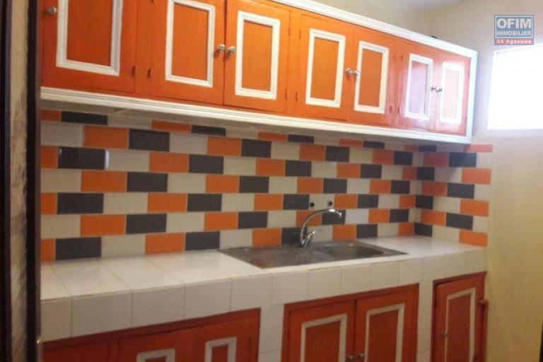 Une maison F4 sur 3 niveaux &agrave; Isoraka ( CONTACT LALAINA )