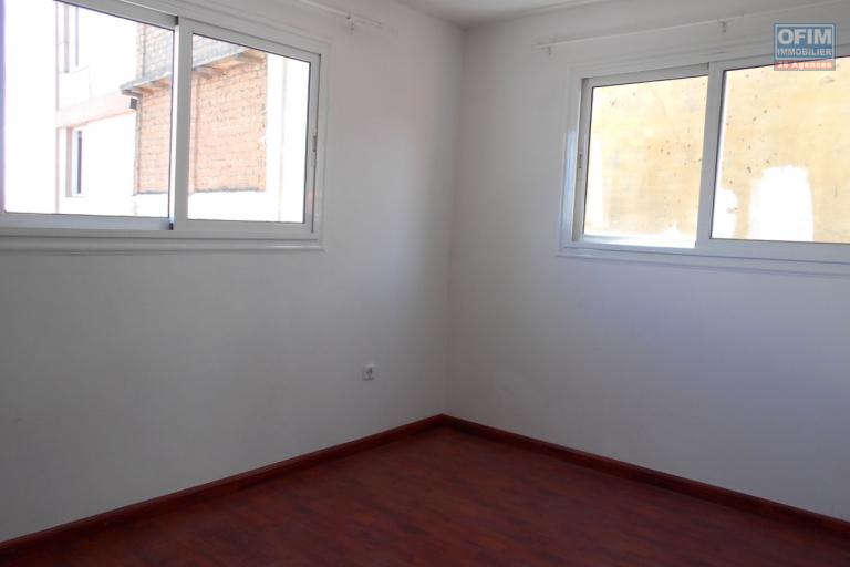 Une maison F4 sur 3 niveaux à Isoraka ( CONTACT LALAINA 034 08 583 76 )