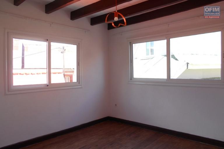 Une maison F4 sur 3 niveaux &agrave; Isoraka ( CONTACT LALAINA )