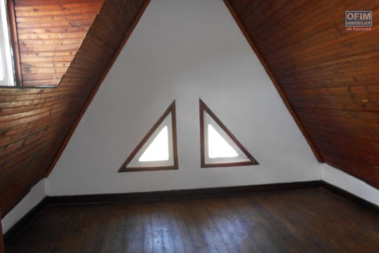 Une maison F4 sur 3 niveaux &agrave; Isoraka ( CONTACT LALAINA )