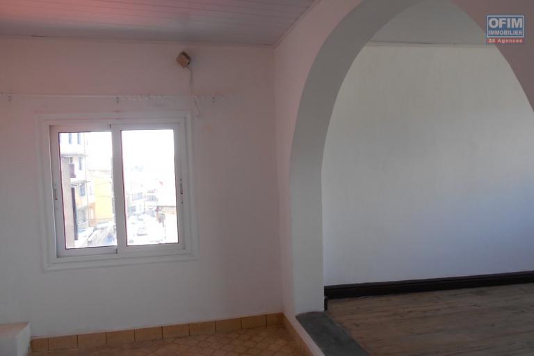 Une maison F4 sur 3 niveaux &agrave; Isoraka ( CONTACT LALAINA )