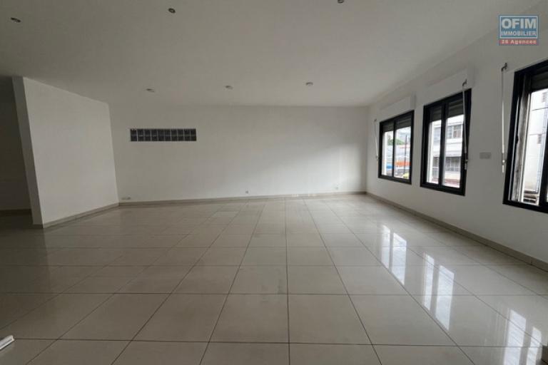 Un local d'environ 100m2 en bord de route &agrave; Mahamasina ( CONTACT LALAINA )