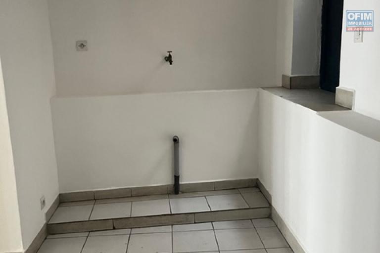 Un local d'environ 100m2 en bord de route à Mahamasina ( CONTACT LALAINA 034 08 583 76 )