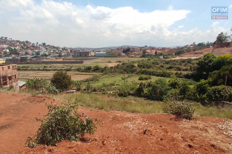 A VENDRE beau terrain de 960m2 dans un quartier calme à Ambohimangakely