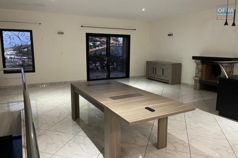 Une villa F5 dans une à étage à Ambatobe ( CONTACT LALAINA 034 08 583 76 )