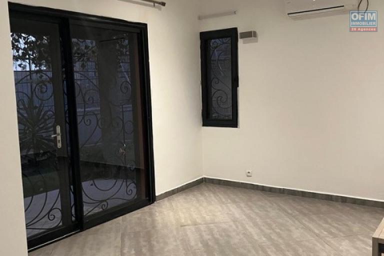 Une villa F5 dans une &agrave; &eacute;tage &agrave; Ambatobe ( CONTACT LALAINA )