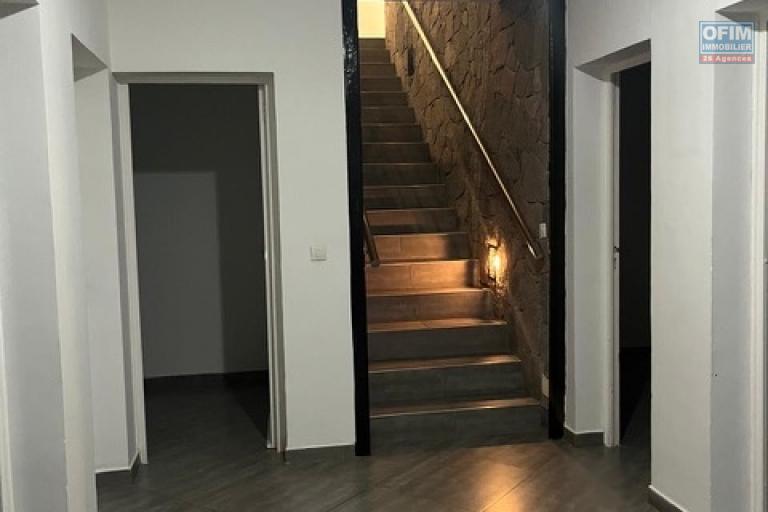 Une villa F5 dans une à étage à Ambatobe ( CONTACT LALAINA 034 08 583 76 )