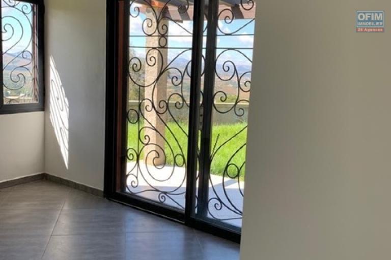 Une villa F5 dans une à étage à Ambatobe ( CONTACT LALAINA 034 08 583 76 )