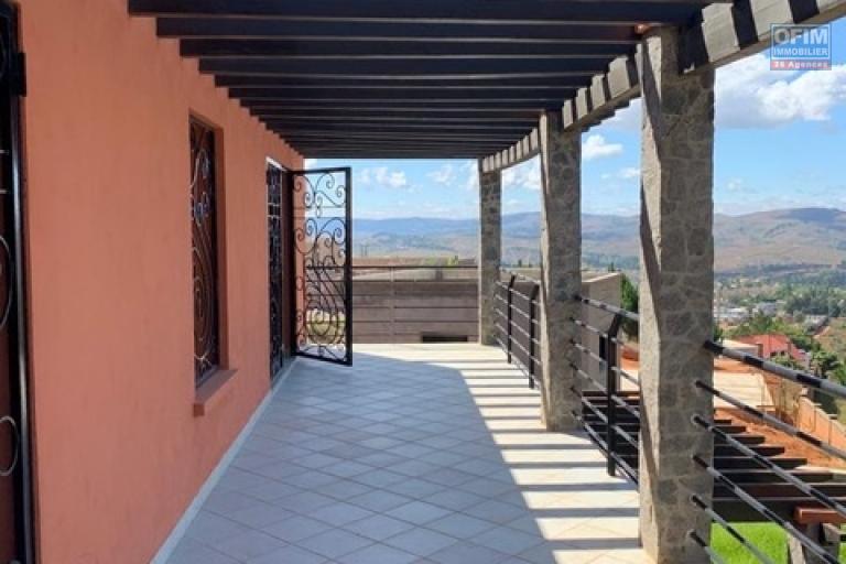 Une villa F5 dans une &agrave; &eacute;tage &agrave; Ambatobe ( CONTACT LALAINA )