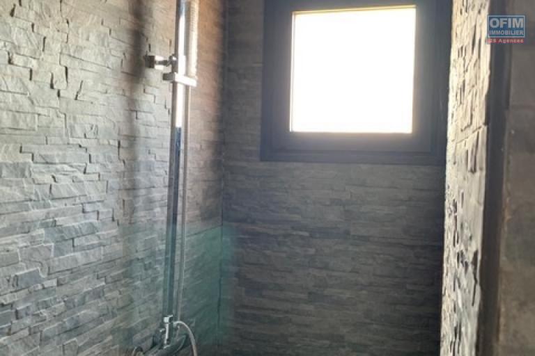 Une villa F5 dans une à étage à Ambatobe ( CONTACT LALAINA 034 08 583 76 )