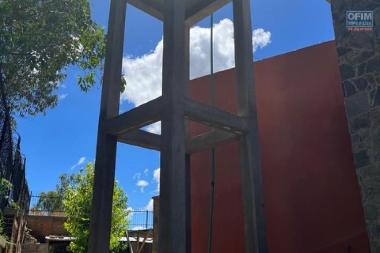Une villa F5 dans une &agrave; &eacute;tage &agrave; Ambatobe ( CONTACT LALAINA )