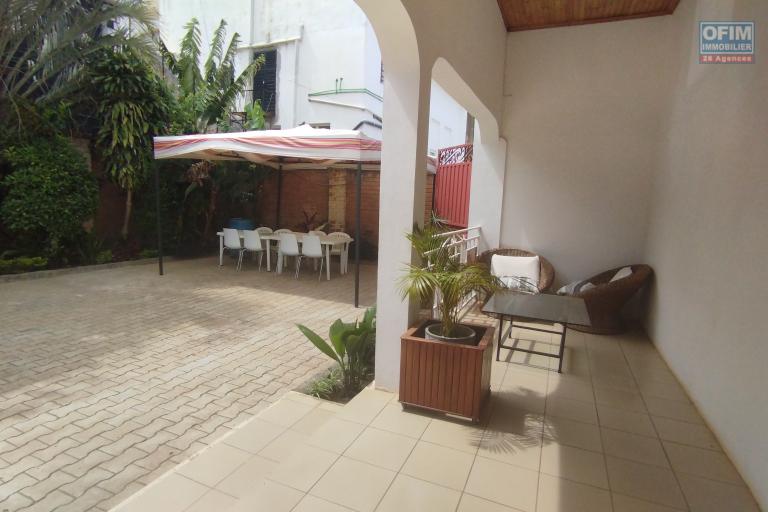 A louer, villa basse F5 dans une résidence à Ambohibao Manerinerina