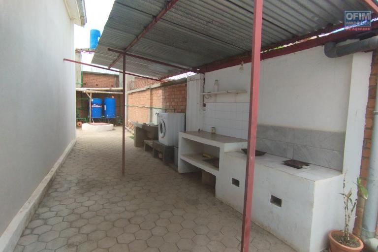 A louer, villa basse F5 dans une résidence à Ambohibao Manerinerina