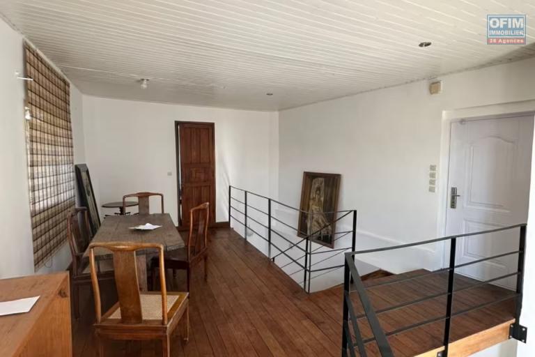 A louer, villa meublée F3 en plein centre avec une magnifique vue sur Ambohijatovo ambony ( contact Felana 0341654755)