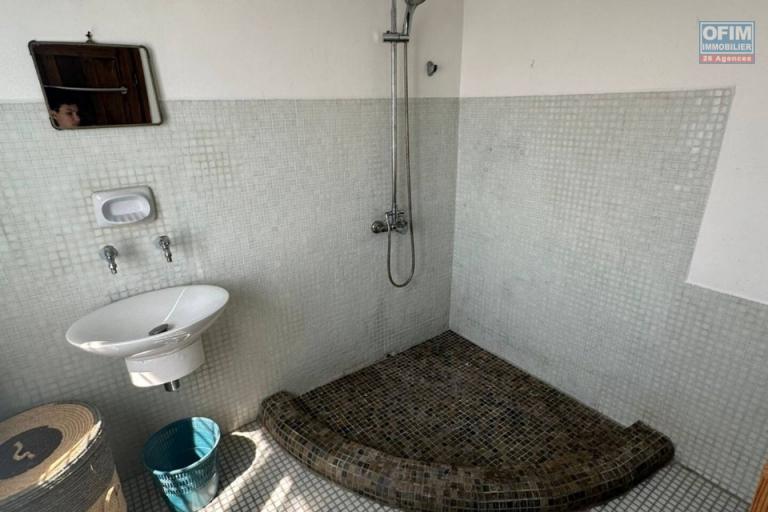 A louer, villa meubl&eacute;e F3 en plein centre avec une magnifique vue sur Ambohijatovo ambony ( contact Felana)