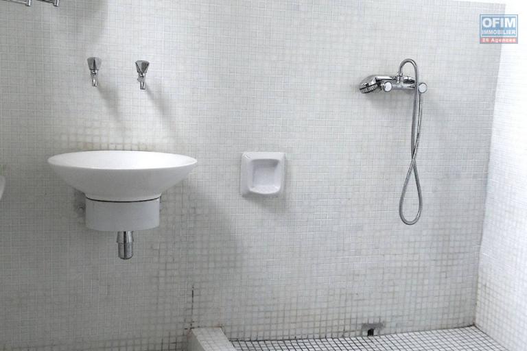 A louer, villa meublée F3 en plein centre avec une magnifique vue sur Ambohijatovo ambony ( contact Felana 0341654755)