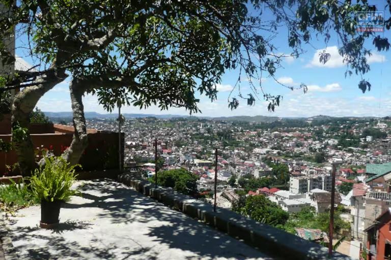 A louer, villa meubl&eacute;e F3 en plein centre avec une magnifique vue sur Ambohijatovo ambony ( contact Felana)