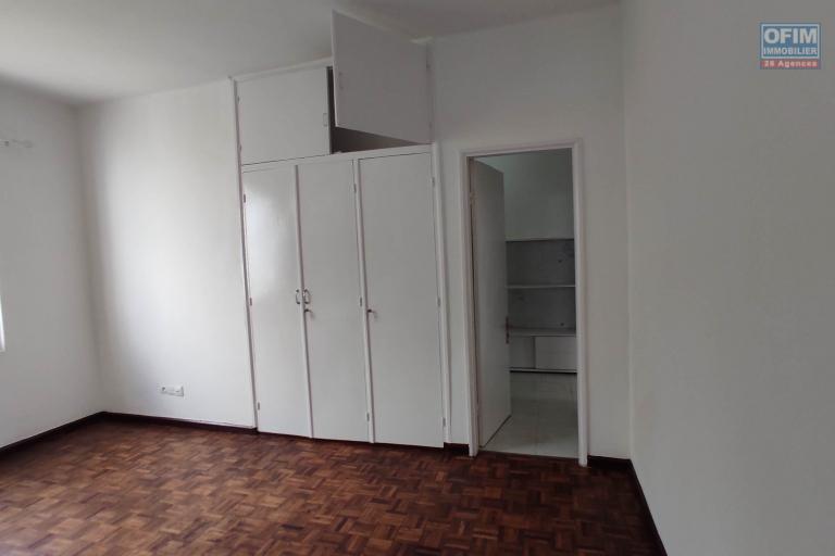 A LOUER Villa F5 dans un quartier r&eacute;sidentiel proche des &eacute;coles &agrave; Androhibe