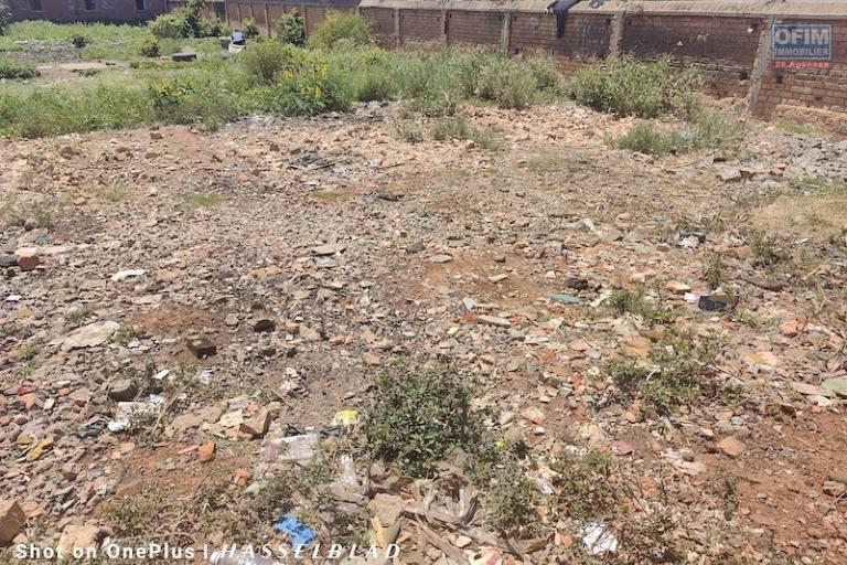 RARE A vendre terrain de 2143 M2 Bord de la boulevard d'europe contact rapide Mr Jacky +261 34 02 443 04