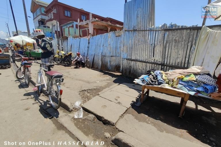 RARE A vendre terrain de 2143 M2 Bord de la boulevard d'europe contact rapide Mr Jacky