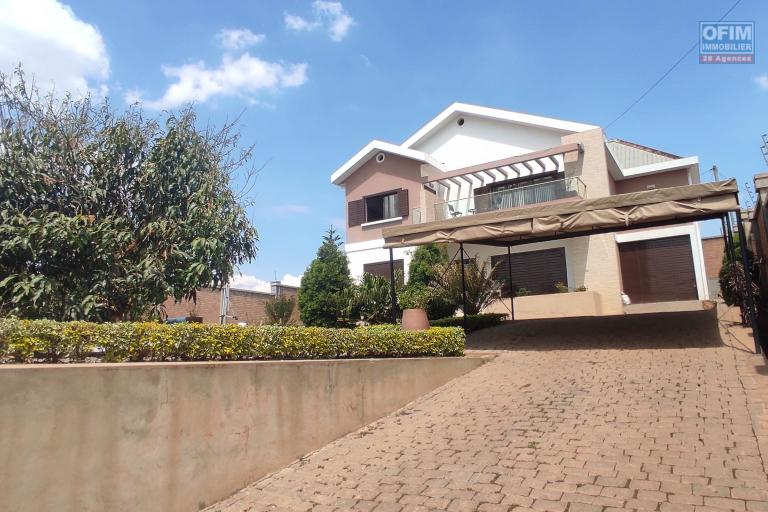 A LOUER Une maison F6 meublée et équipée avec piscine  et belle vue à Amoronakona By pass:  034 02 218 69