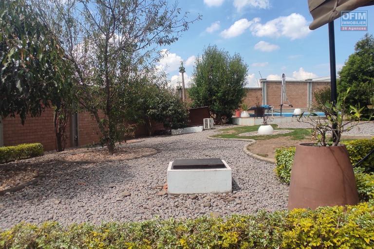 A LOUER Une maison F6 meubl&eacute;e et &eacute;quip&eacute;e avec piscine  et belle vue &agrave; Amoronakona By pass: