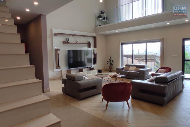 A LOUER Une maison F6 meubl&eacute;e et &eacute;quip&eacute;e avec piscine  et belle vue &agrave; Amoronakona By pass: