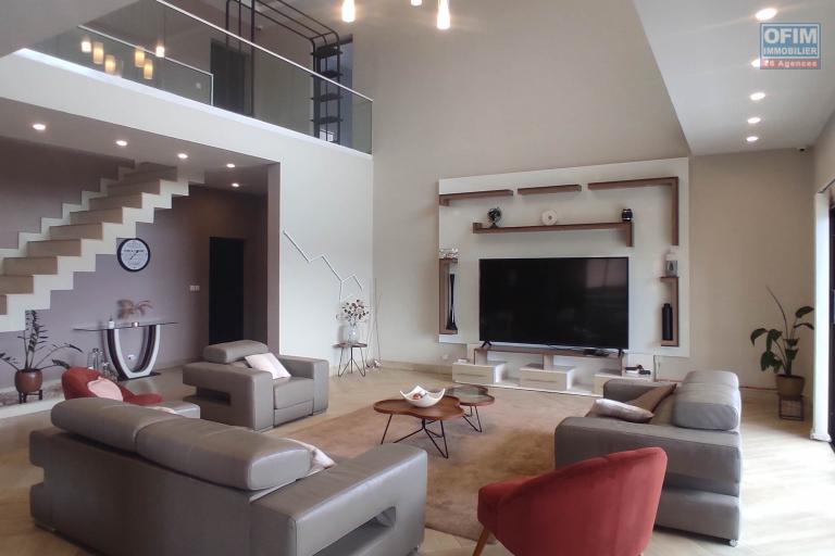 A LOUER Une maison F6 meublée et équipée avec piscine  et belle vue à Amoronakona By pass:  034 02 218 69