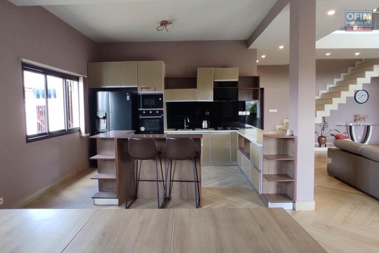 A LOUER Une maison F6 meublée et équipée avec piscine  et belle vue à Amoronakona By pass:  034 02 218 69