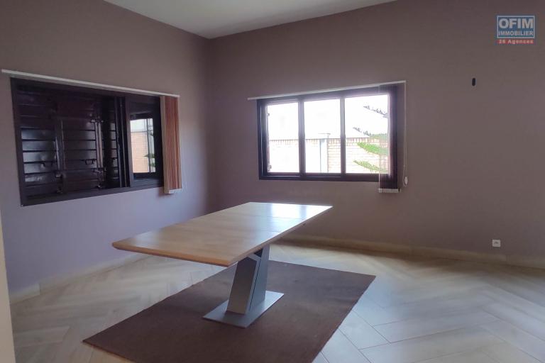 A LOUER Une maison F6 meubl&eacute;e et &eacute;quip&eacute;e avec piscine  et belle vue &agrave; Amoronakona By pass: