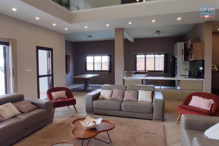 A LOUER Une maison F6 meubl&eacute;e et &eacute;quip&eacute;e avec piscine  et belle vue &agrave; Amoronakona By pass: