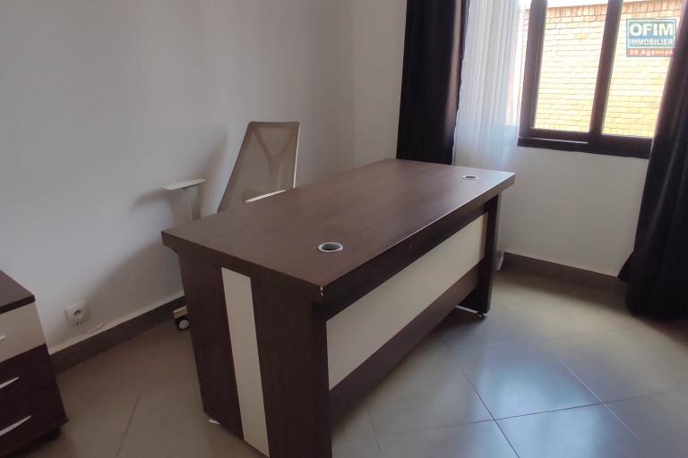 A LOUER Une maison F6 meublée et équipée avec piscine  et belle vue à Amoronakona By pass:  034 02 218 69