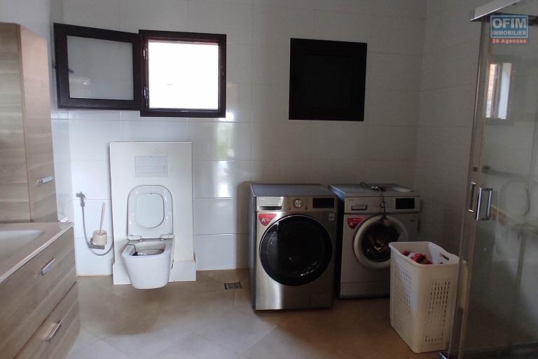 A LOUER Une maison F6 meublée et équipée avec piscine  et belle vue à Amoronakona By pass:  034 02 218 69