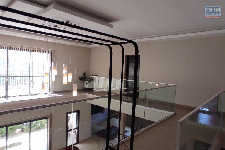 A LOUER Une maison F6 meublée et équipée avec piscine  et belle vue à Amoronakona By pass:  034 02 218 69