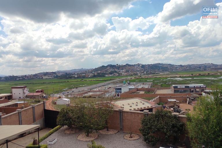 A LOUER Une maison F6 meubl&eacute;e et &eacute;quip&eacute;e avec piscine  et belle vue &agrave; Amoronakona By pass: