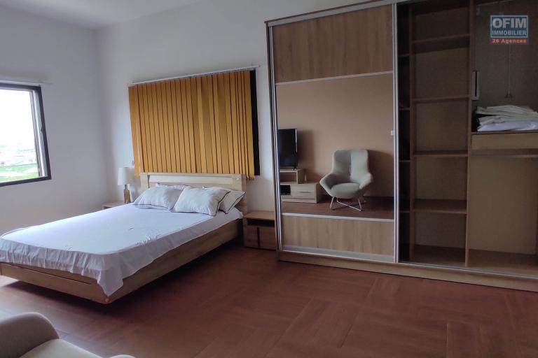 A LOUER Une maison F6 meubl&eacute;e et &eacute;quip&eacute;e avec piscine  et belle vue &agrave; Amoronakona By pass: