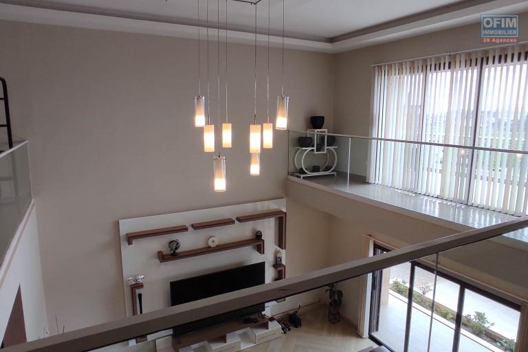 A LOUER Une maison F6 meublée et équipée avec piscine  et belle vue à Amoronakona By pass:  034 02 218 69