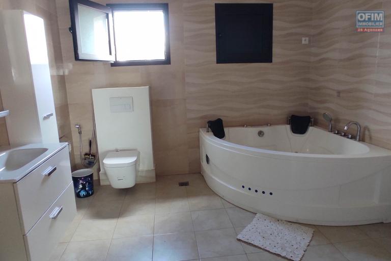 A LOUER Une maison F6 meublée et équipée avec piscine  et belle vue à Amoronakona By pass:  034 02 218 69