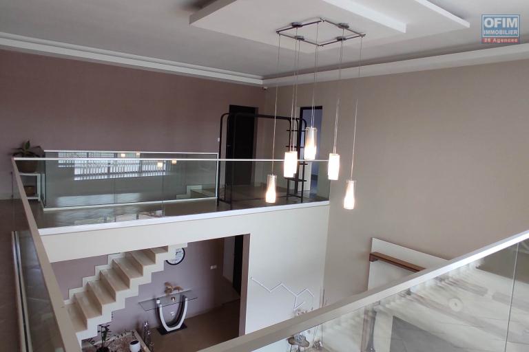 A LOUER Une maison F6 meubl&eacute;e et &eacute;quip&eacute;e avec piscine  et belle vue &agrave; Amoronakona By pass: